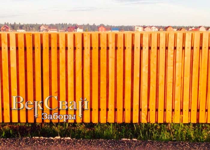 Забор на сваях из деревянного штакетника