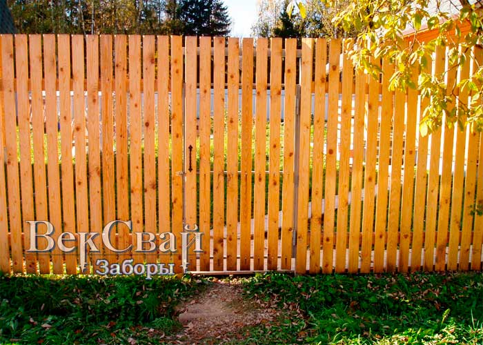 Забор на сваях из деревянного штакетника